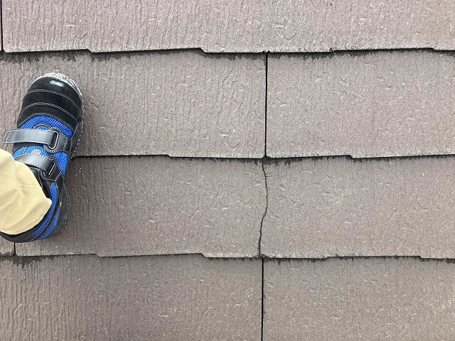 割れたスレート板